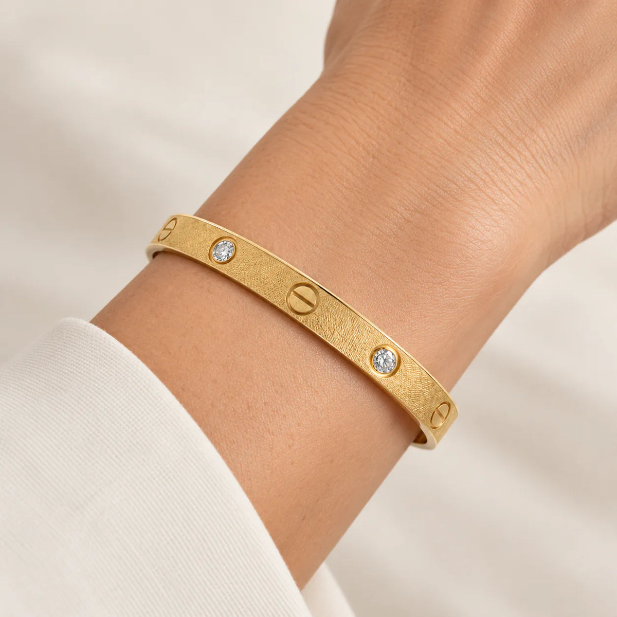 Carteir Golden Struss Bangle - on model