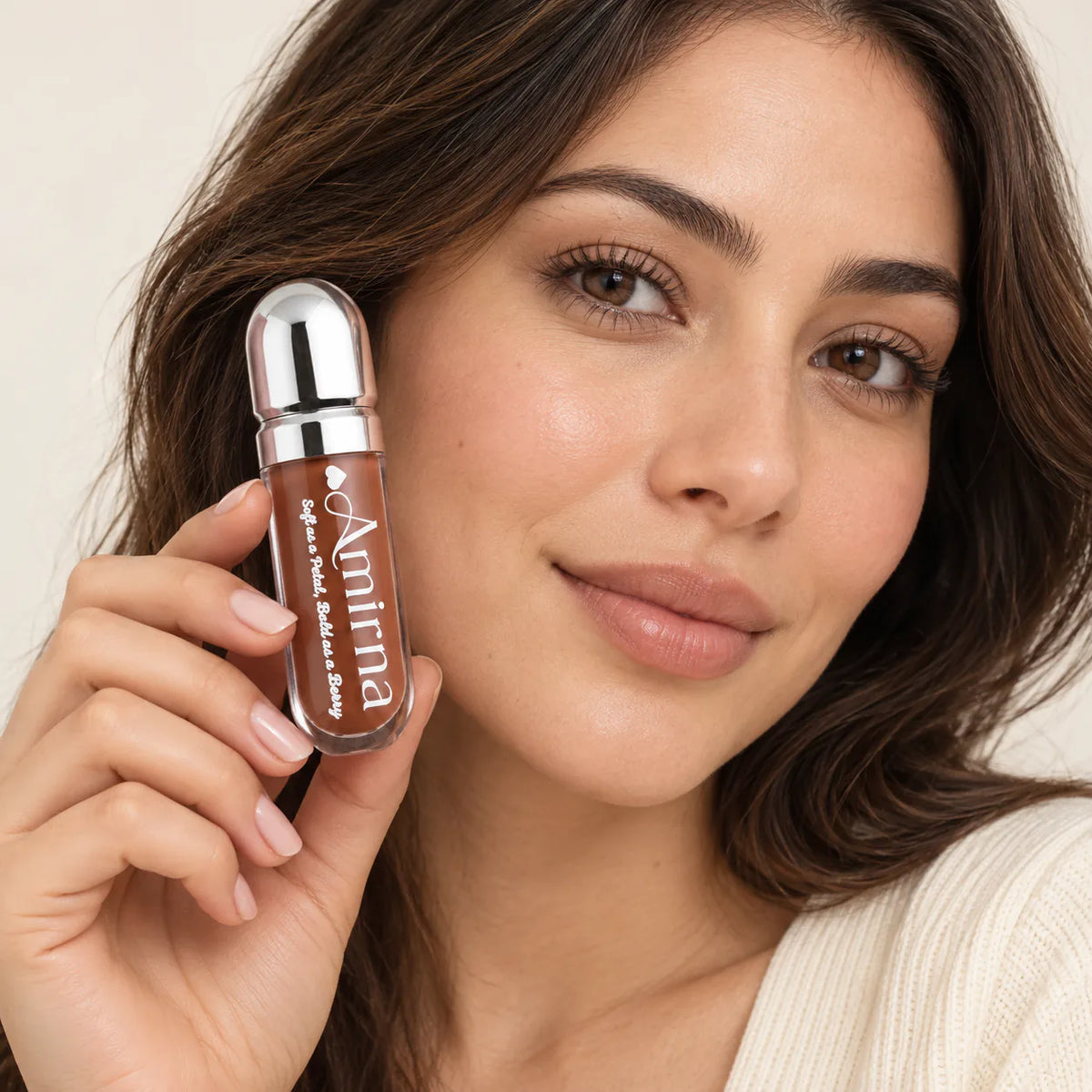 Amirna Lip Gloss - 10 ml - Classic Nude - on model
